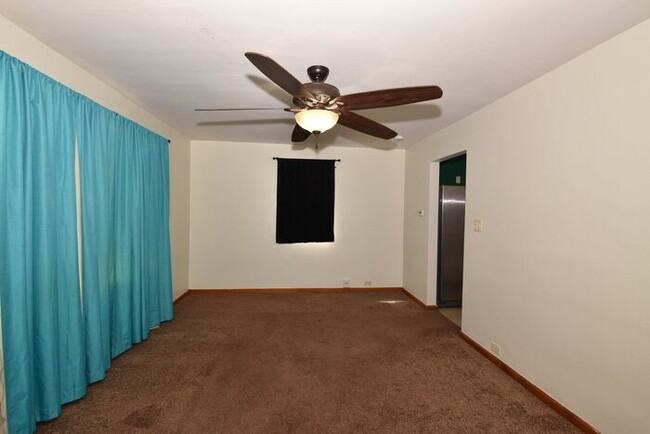 Building Photo - Mishawaka South West Near Park and local universities