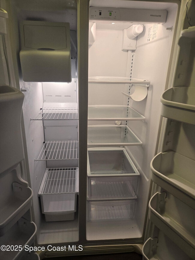 Building Photo - 1077 Shares Dr