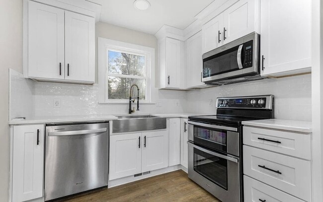 Building Photo - Move in Ready Stunning 4/3 Close To Everything In Greenville!