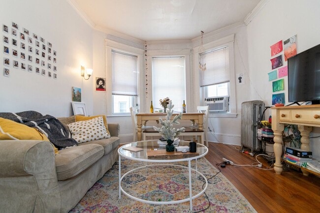 Building Photo - Great Three bed in Packards corner