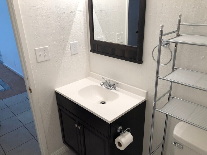 Building Photo - 2335 Daley St