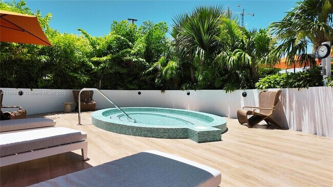 Building Photo - 700 NE 24th St