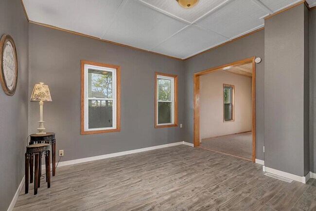 Building Photo - 320 9th Ave N