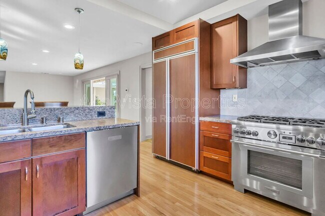 Building Photo - 5940 La Jolla Mesa Dr