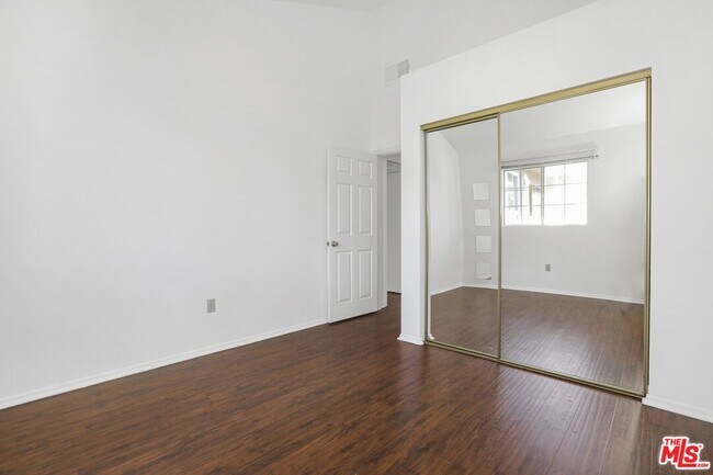 Building Photo - 1753 N Kenmore Ave