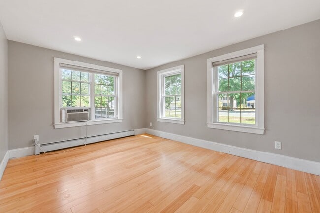 Building Photo - New England Style Farm House for RENT in P...