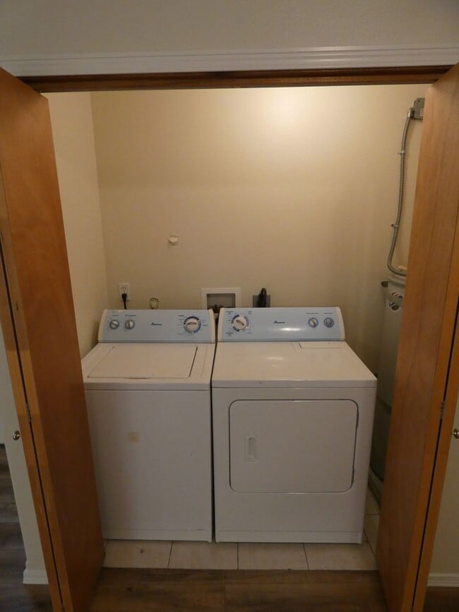 Building Photo - **Spacious Duplex** Lower Level