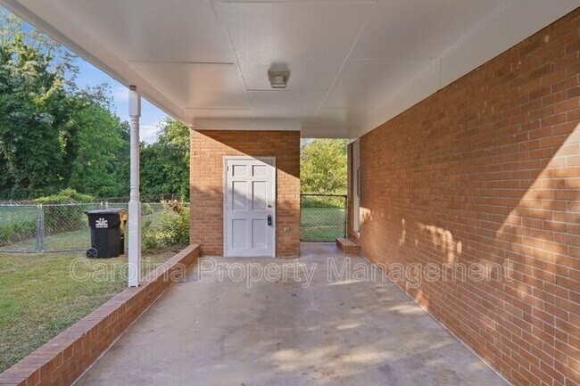 Building Photo - 1019 Carmel Dr