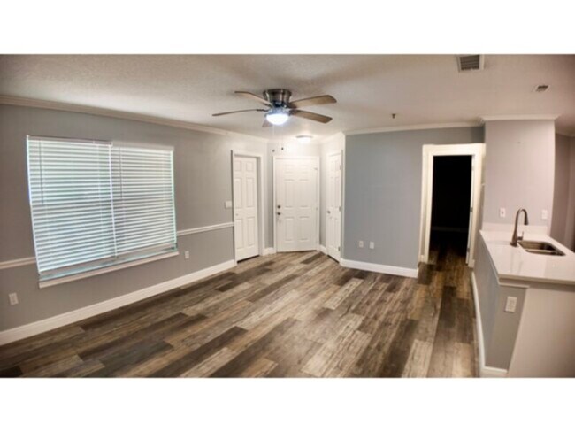 Building Photo - 2 Bedroom Condo in the Landings