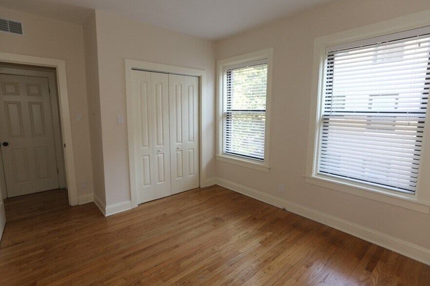 Building Photo - 4045 N Ashland