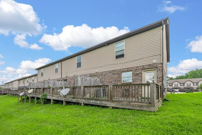 Building Photo - Pet Friendly Two Bedroom!
