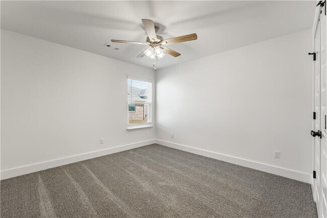 Building Photo - 800 Lewis St