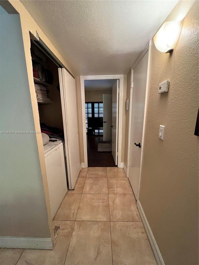 Building Photo - 15516 Sharpecroft Dr