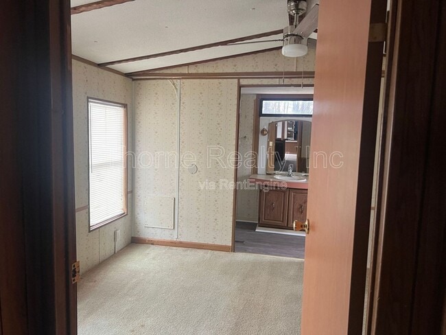 Building Photo - 92 Matts Ln