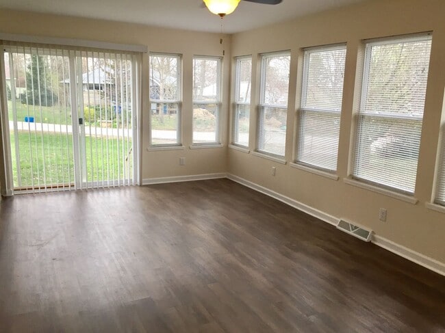 Building Photo - 141 N Overhill Dr