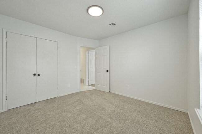 Building Photo - 2525 SE 47th St