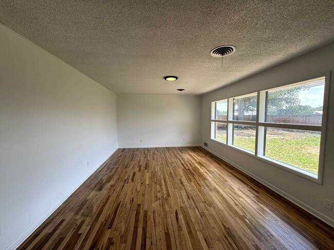 Building Photo - 101 Lake Breeze Dr
