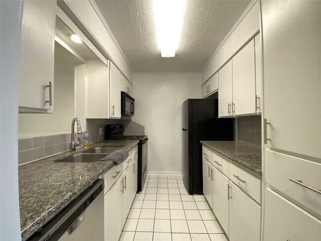 Building Photo - 10682 Hazelhurst Dr
