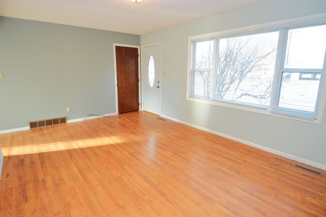 Building Photo - Huge 4 Bed 2 Bath Single Family Home!! Ton...