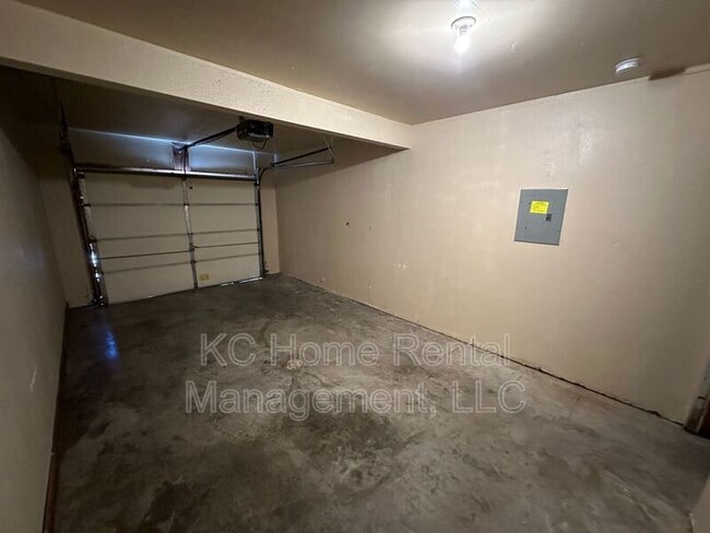 Building Photo - 5658 N Anita Ave