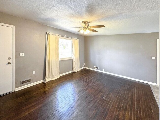 Building Photo - Spacious 4-Bedroom Home in a Prime Locatio...