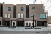 Building Photo - 332 E Tri Ln