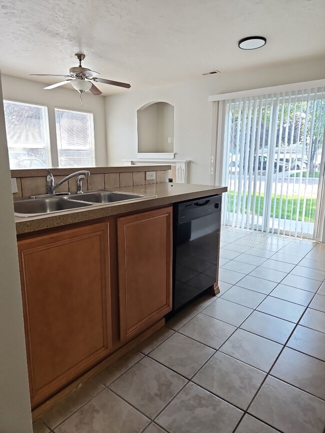 Building Photo - Fabulous Location!  3 bedroom, 2 bathroom ...