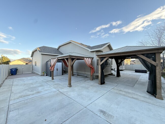 Building Photo - 6248 S High Bluff Dr