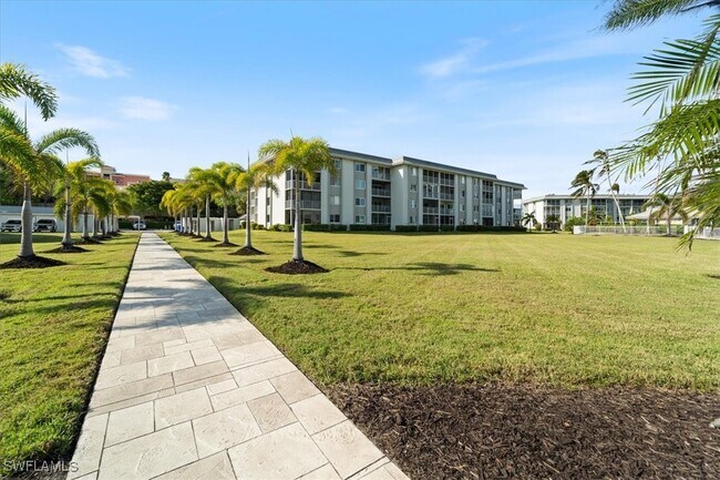 Building Photo - 307 Goodlette-Frank Rd