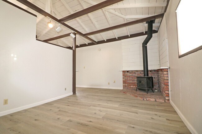 Building Photo - Lincoln Avenue