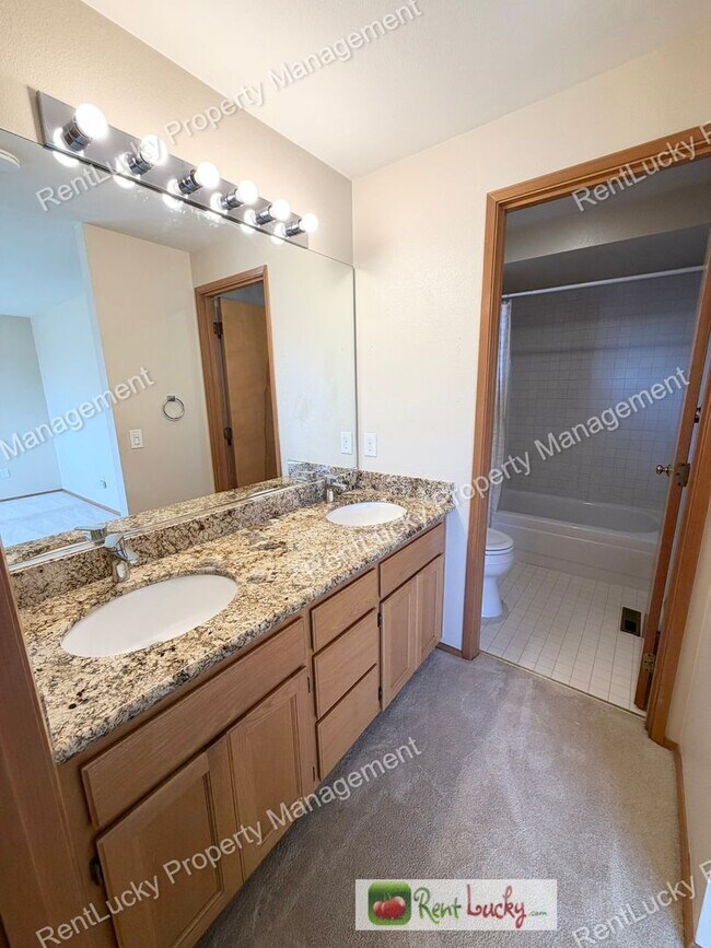 Building Photo - GORGEOUS 3 Bedroom Home in NE Tacoma! Spacious Yard, Beautiful Kitchen, and More!