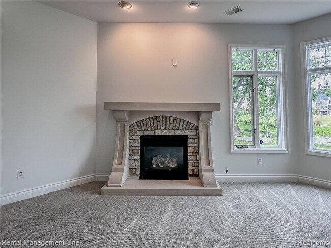 Building Photo - 5742 Putnam Dr