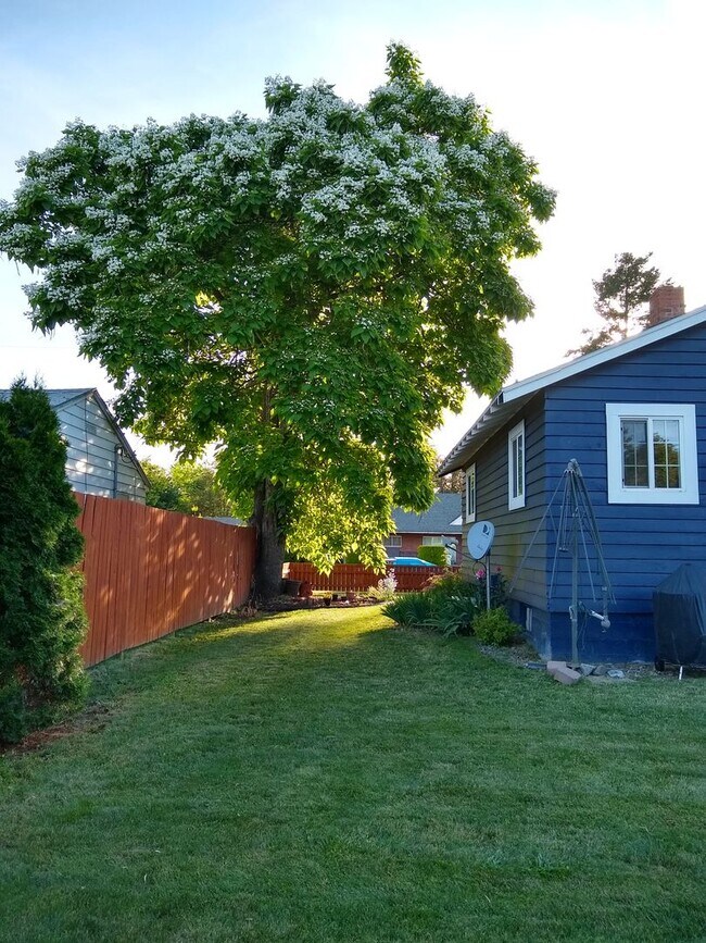 Building Photo - House with Primary Suite