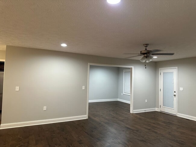 Building Photo - 3 Bedroom, 2 Bath, 2 Car Garage