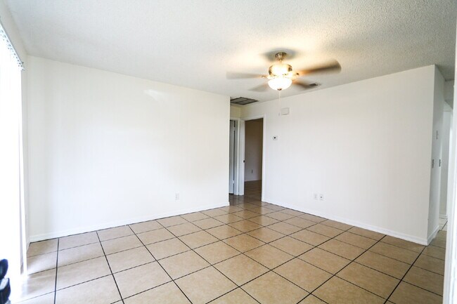 Building Photo - Freshly updated 2 bedroom 2 bath villa in ...