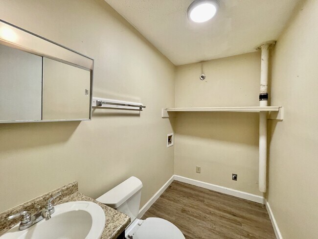 Building Photo - 2 bedroom, 1.5 bathroom townhome in Creeks Edge. Accepts Section 8.