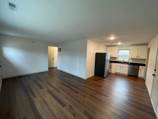 Building Photo - Update 3 Bed/1 Bath Home!