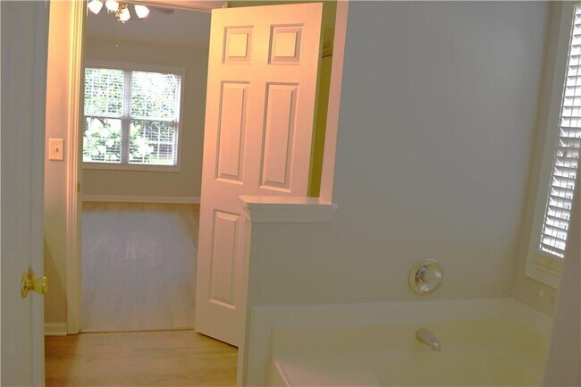 Building Photo - 910 Grace Dr