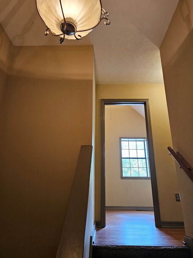Building Photo - 472A Brendalwood Dr