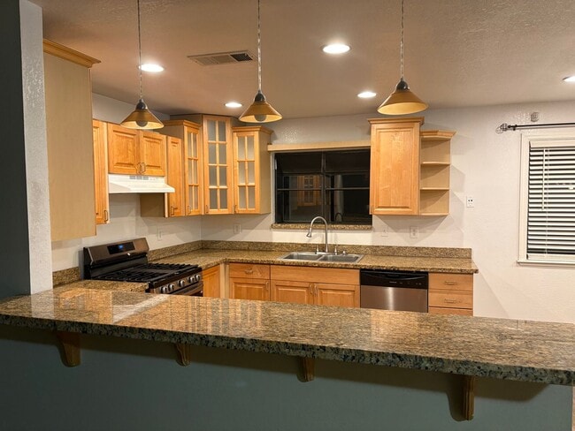 Building Photo - Great 4 bedroom home with pool