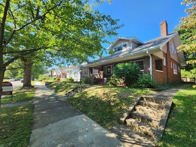 Building Photo - 3 Bedroom with Large Master Suite Upstairs with Private Bath & Walk-In Closet