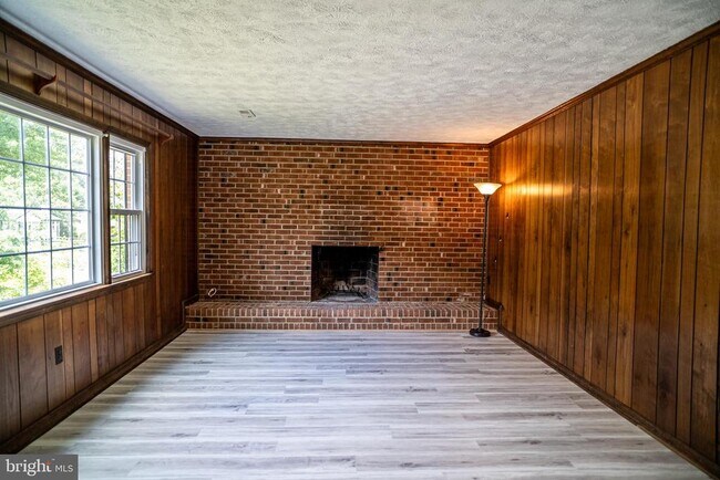 Building Photo - 5012 Larno Dr