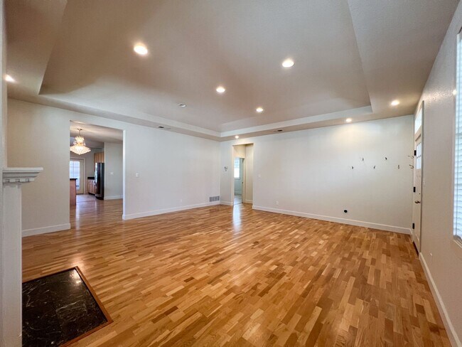 Building Photo - 2164 Cantalier St