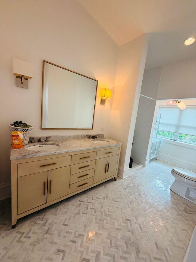 Building Photo - Lovely 3 story home with en-suiteS and private outdoor patio!