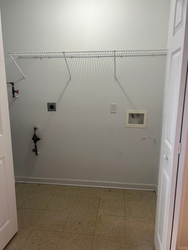 Building Photo - 1525 VINTAGE HILL APTS