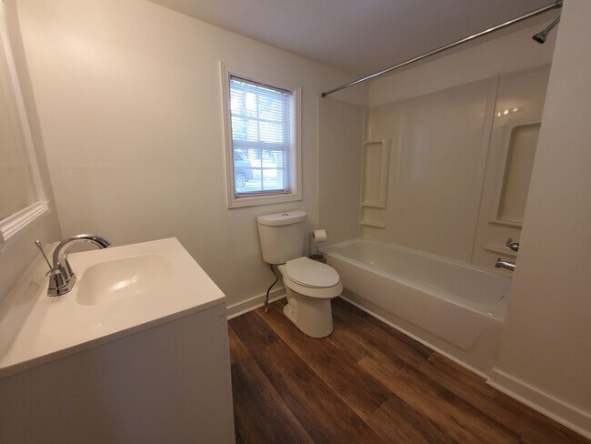 Building Photo - 2577 Eastwood Dr
