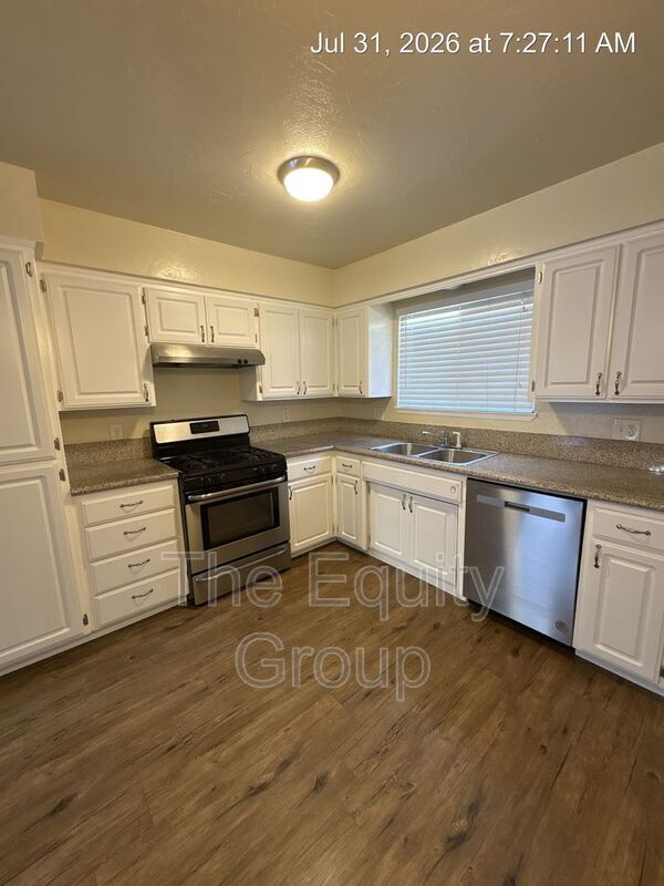 Building Photo - 547 E Tulare Ave