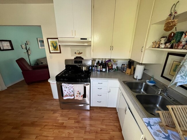 Building Photo - 2 bedroom- Located only 6 blocks to the be...