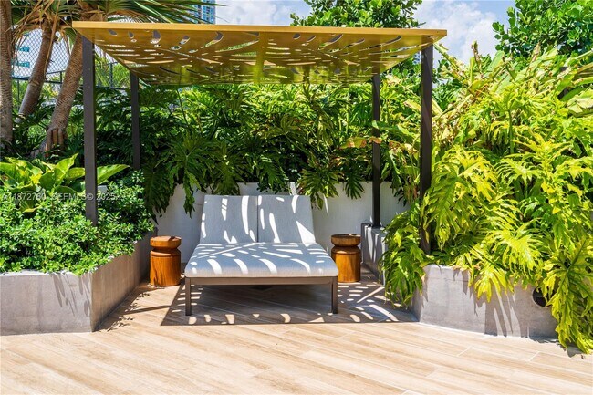 Building Photo - 700 NE 24th St