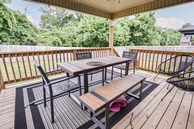 Building Photo - Pet Friendly Three Bedroom!